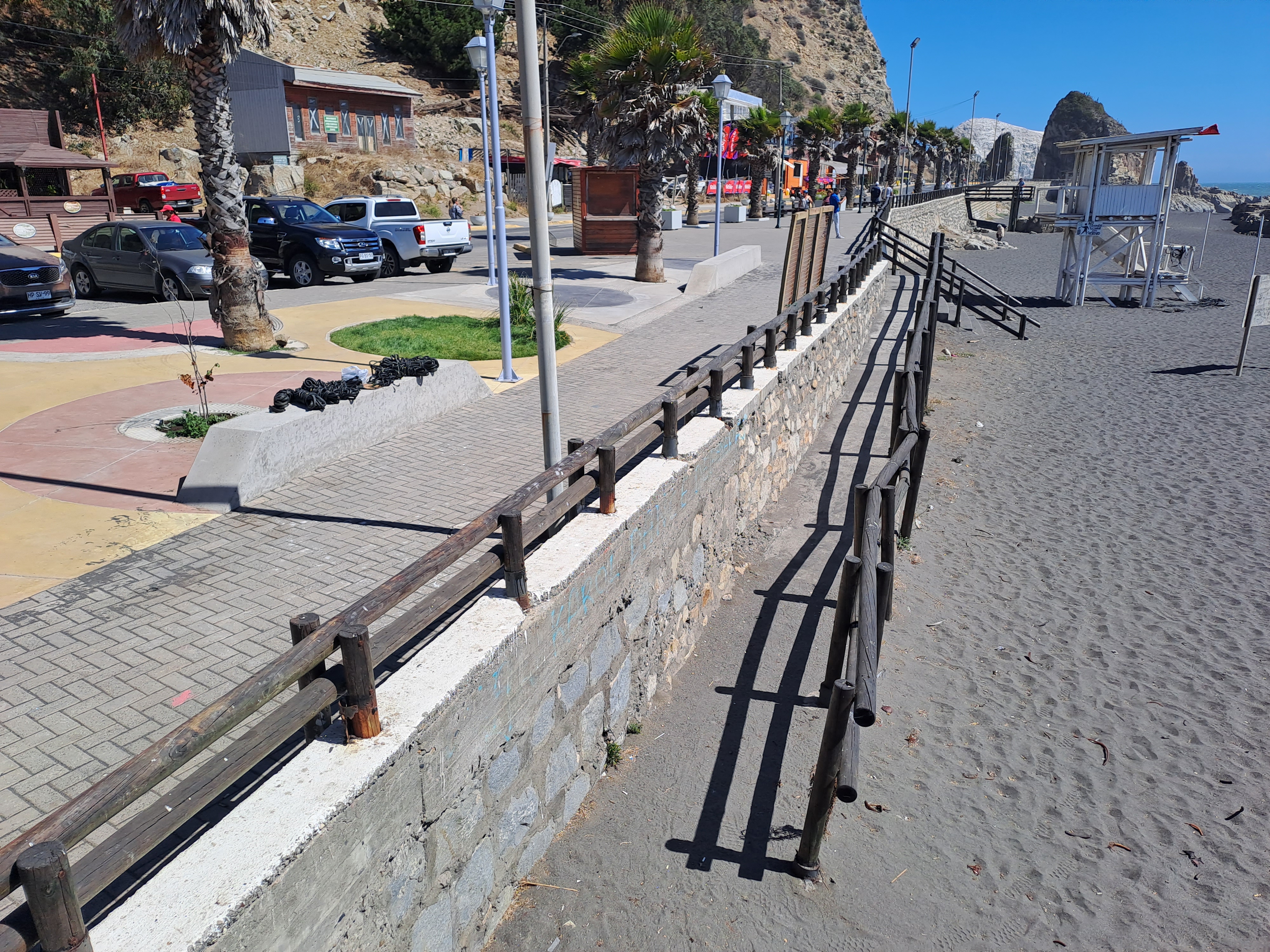 Borde costero con rampa para bajar a la arena